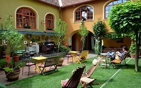 Muzikafe Bed & Breakfast